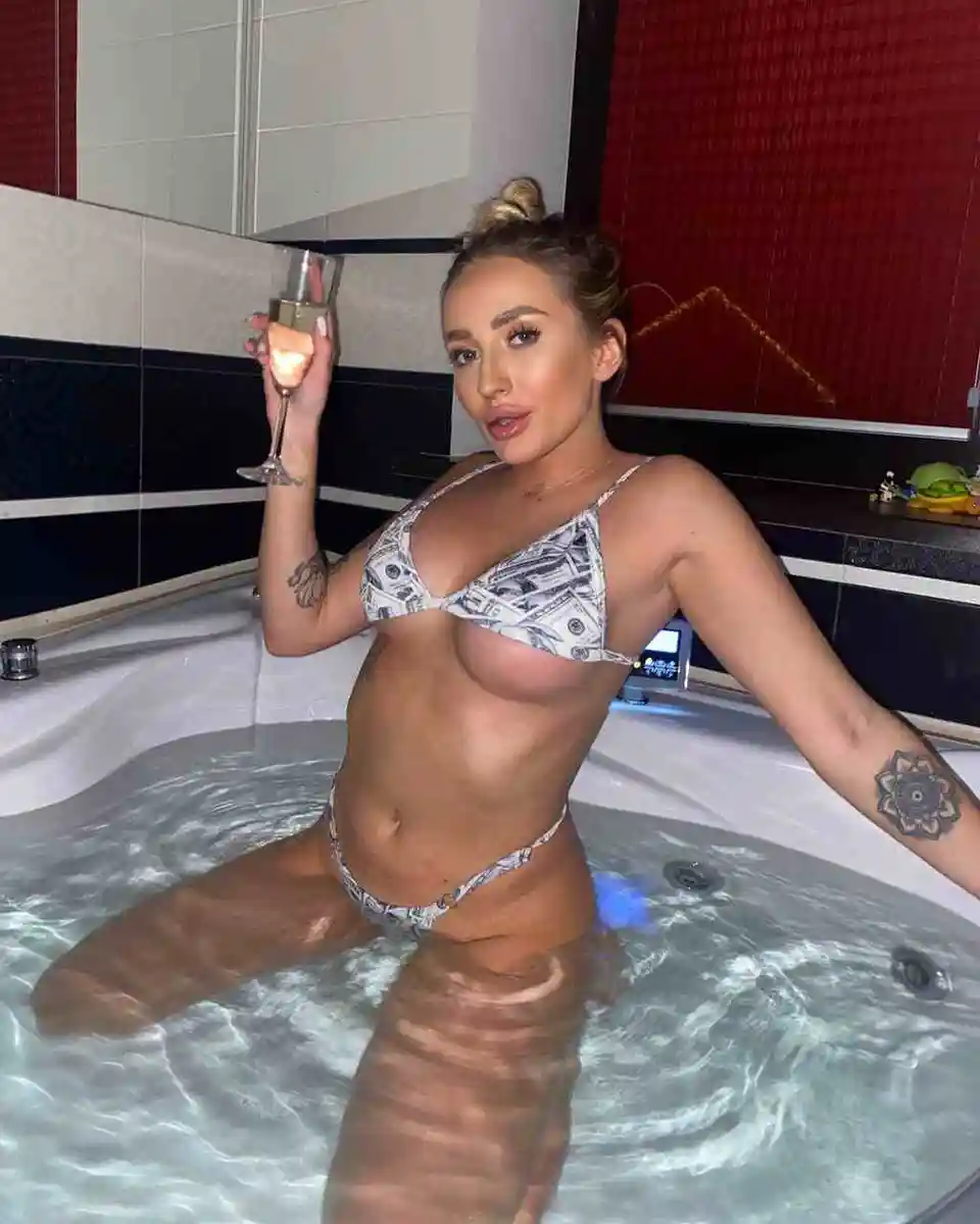 Abella escort in Rome