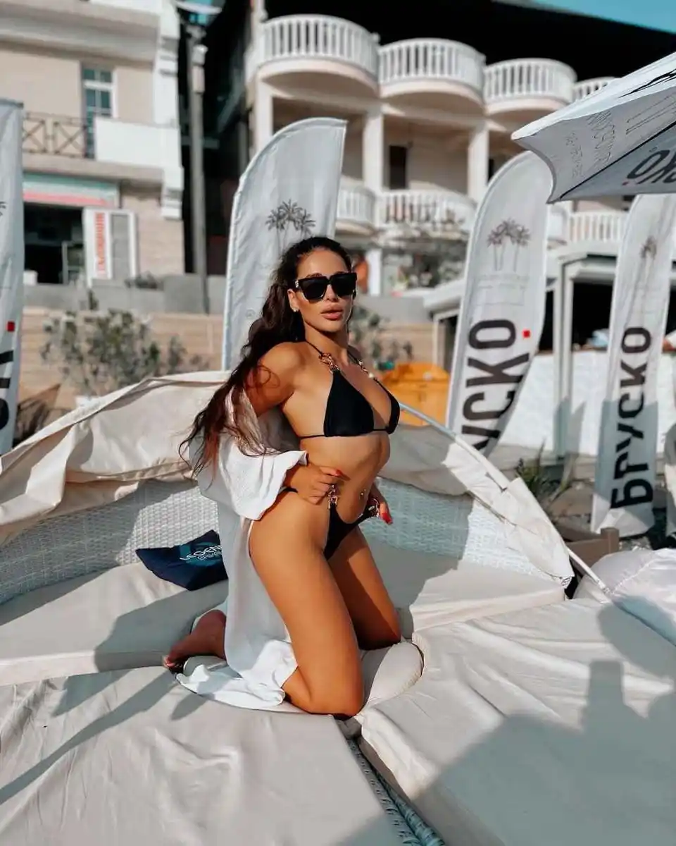 Adel escort in Rome