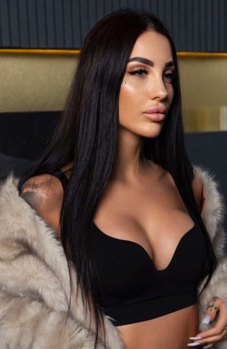 Adelina escort in Milan
