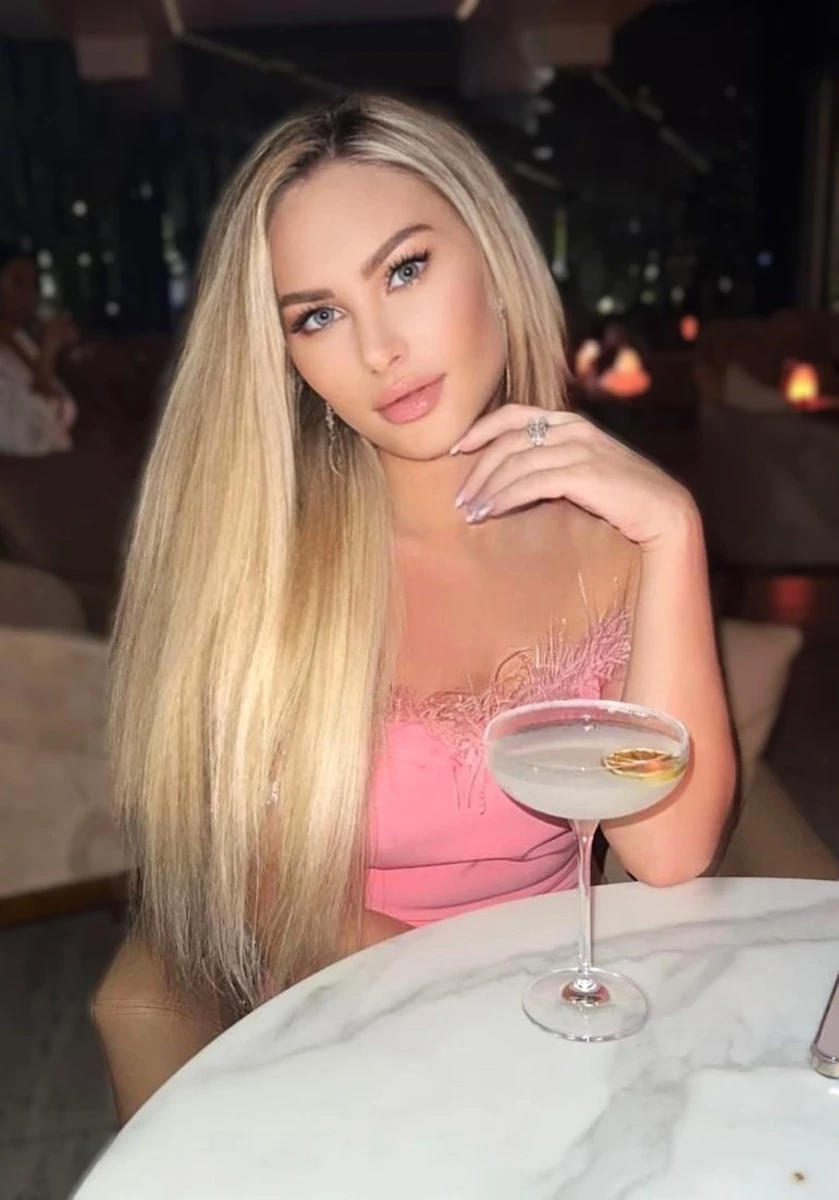 Aksena escort in Milan