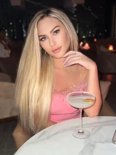 Aksena escort in Milan