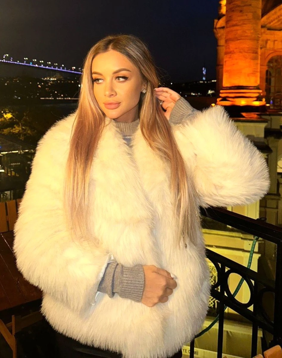 Aleksandra escort in Milan