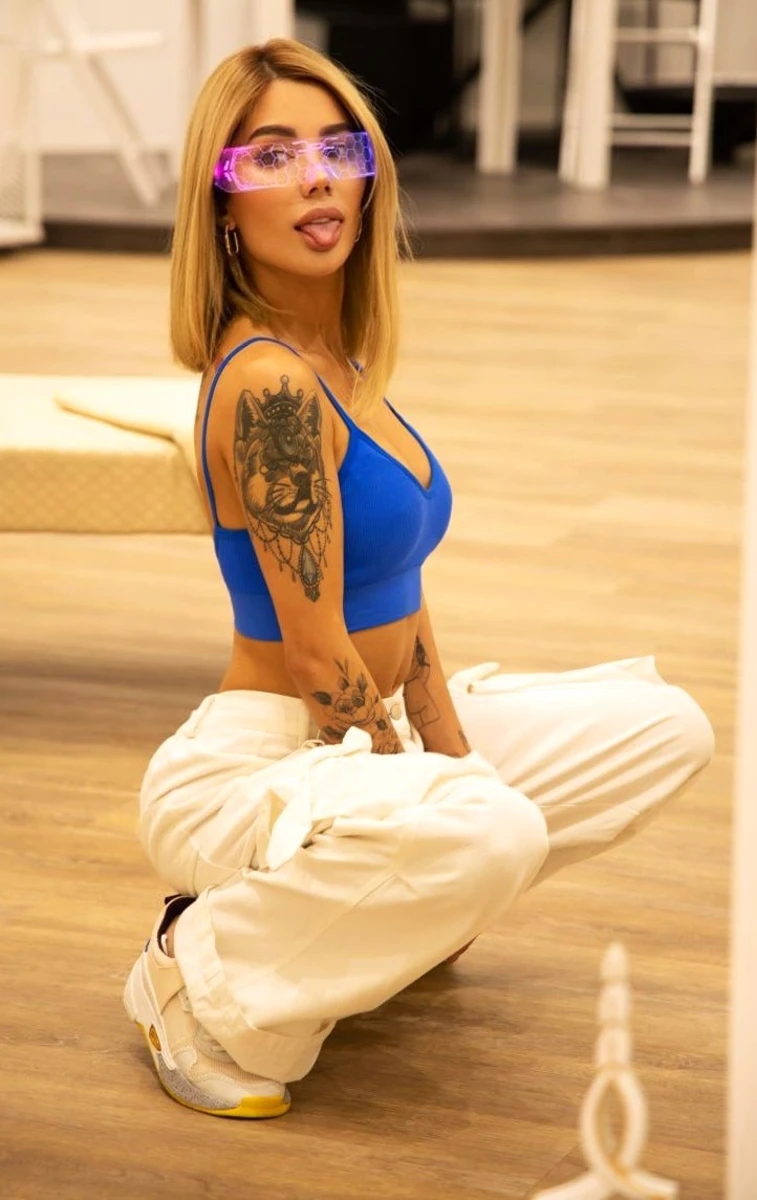 Angela escort in Milan