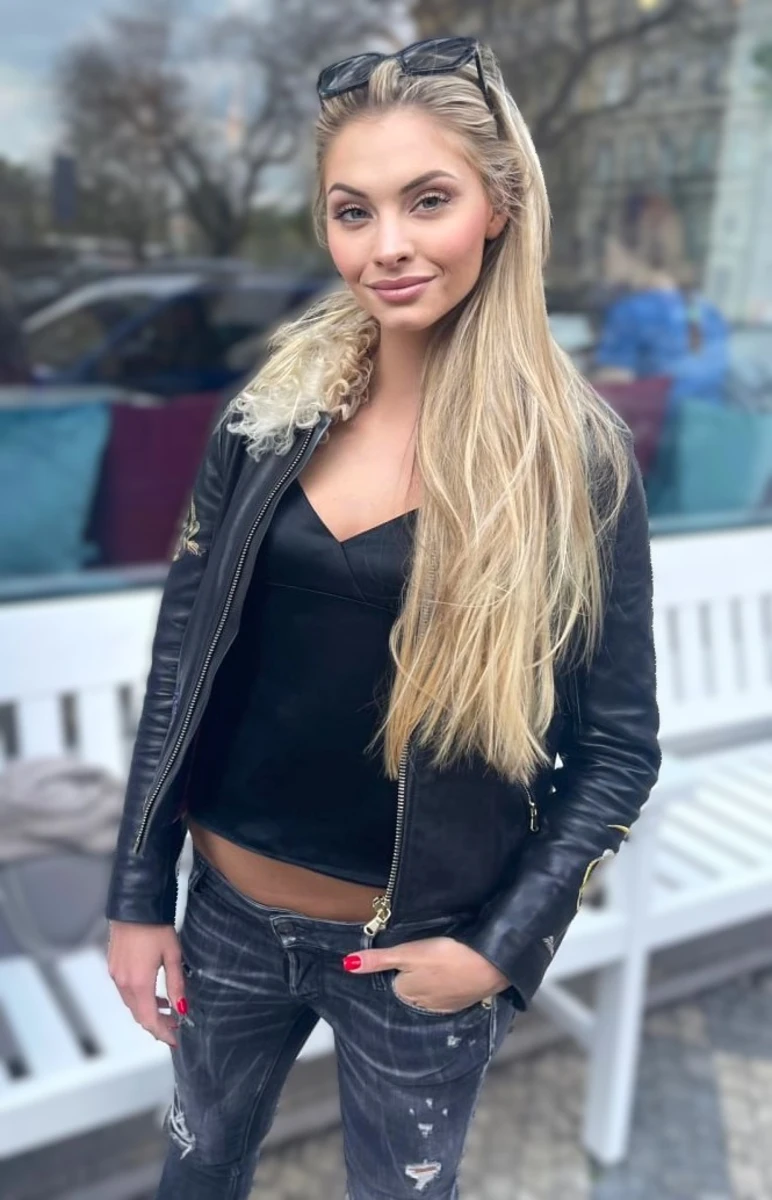 Camille escort in Milan