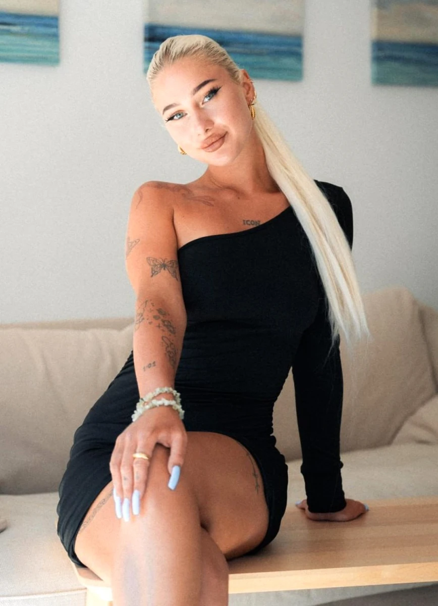 Elina escort in Milan