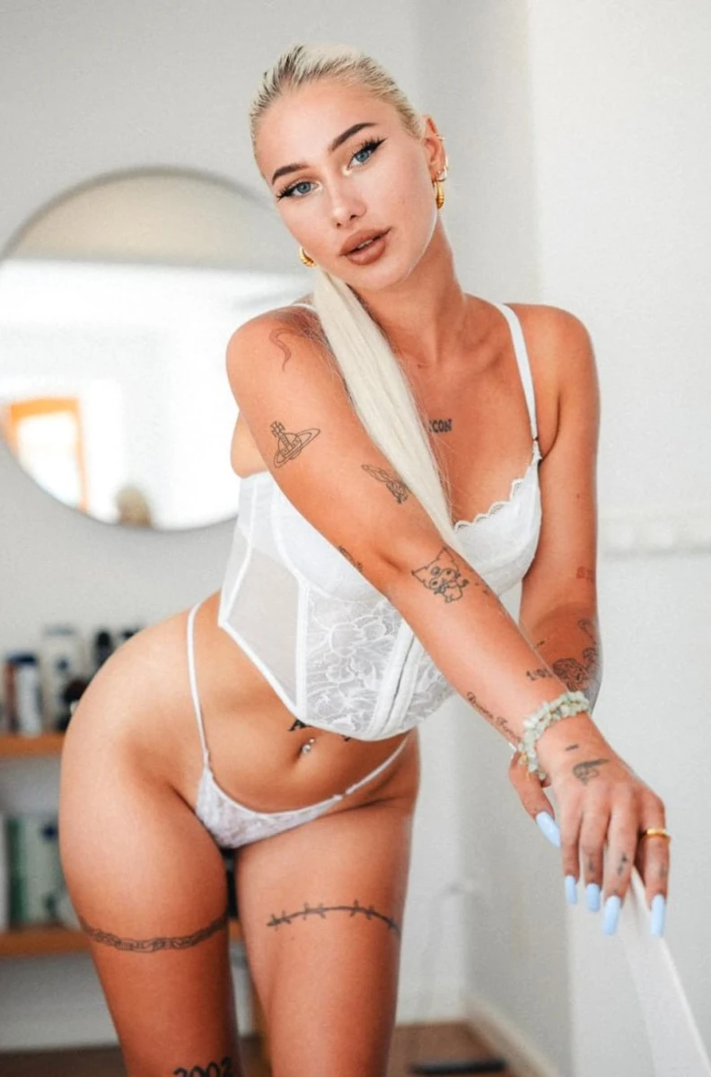 Elina escort in Milan