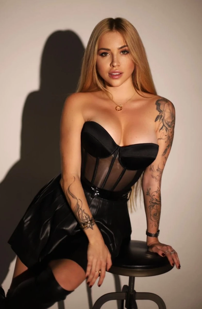 Elly escort in Milan