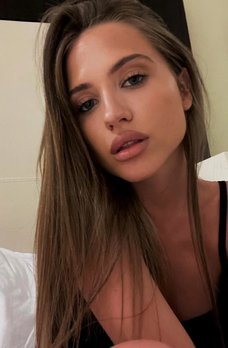 Karina escort in Milan