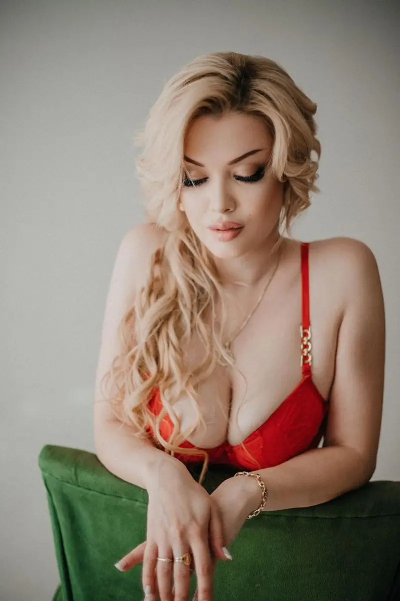 Karolina escort in Milan