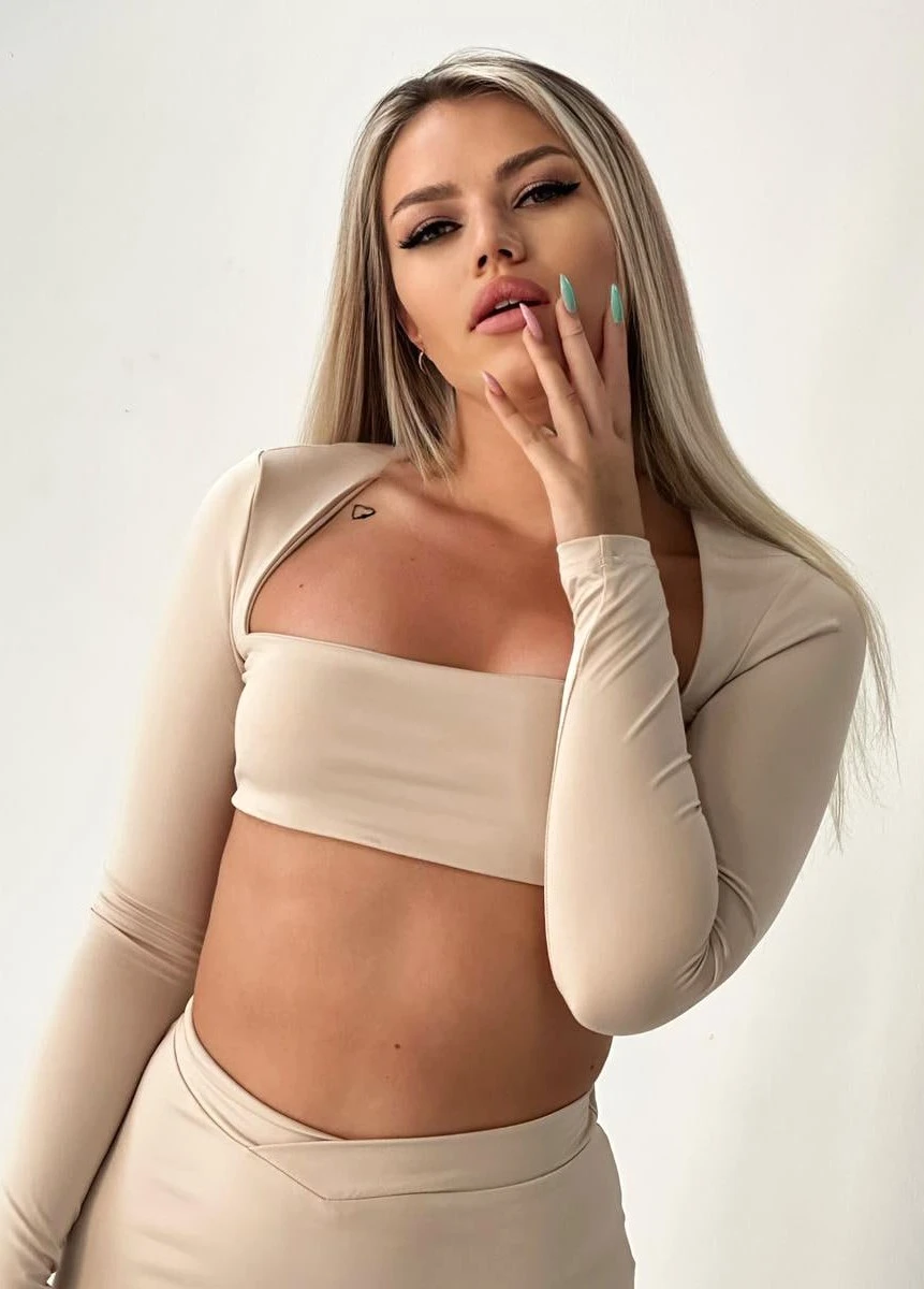 Kseniya escort in Milan