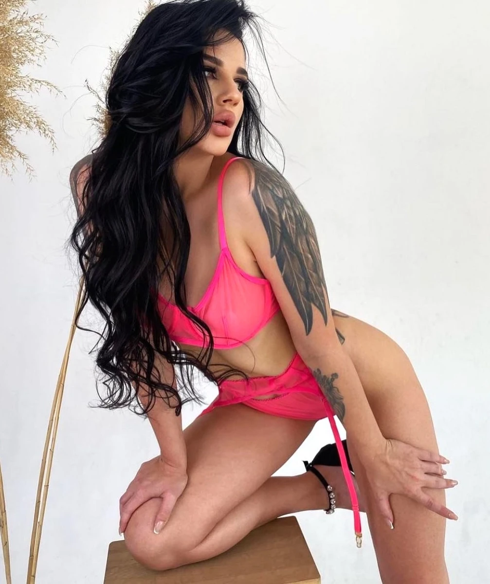 Leonika escort in Milan