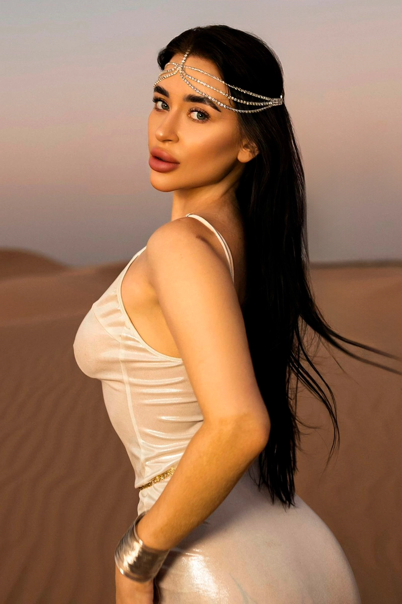 Molli escort in Milan