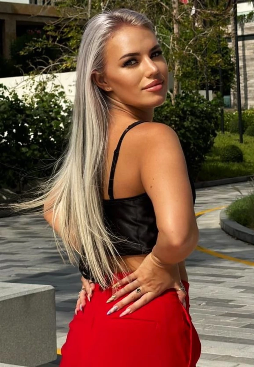 Oksy escort in Milan