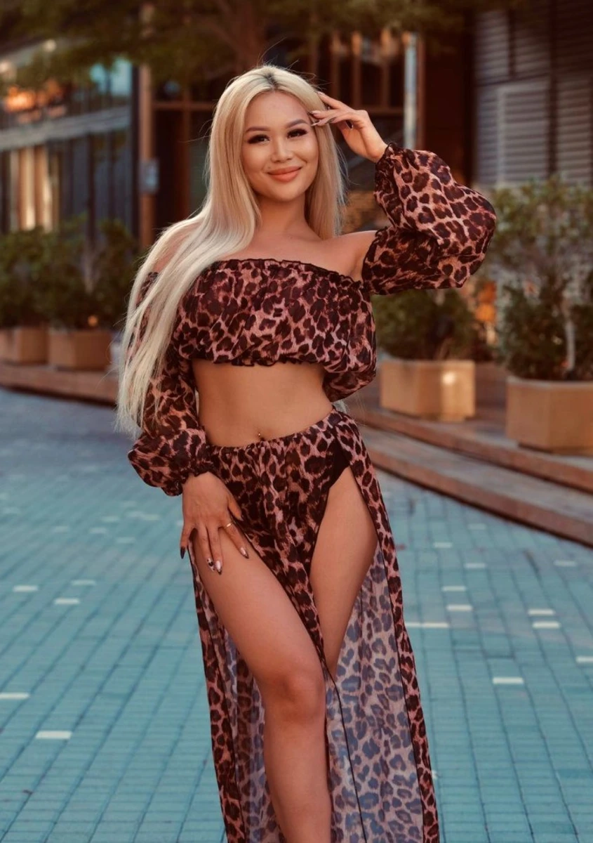 Vikky escort in Milan